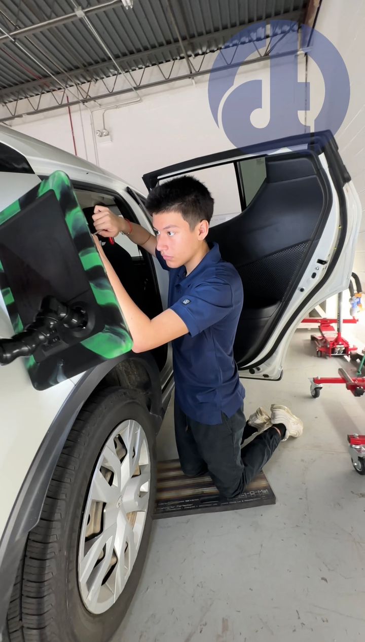 Comparison: Retail vs. Wholesale/Dealership Paintless Dent Repair Technician Roles